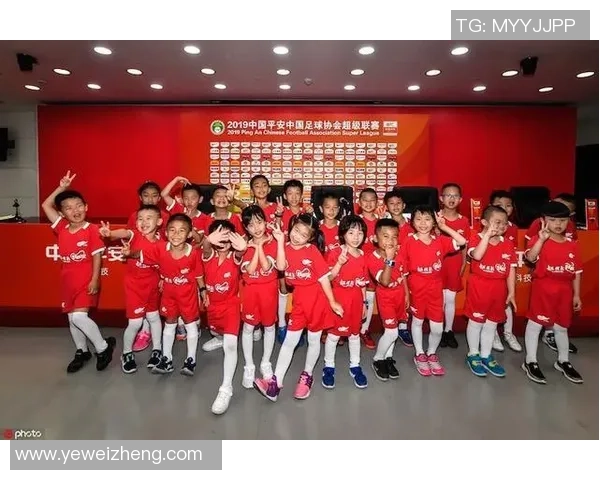 小球童偶遇足球明星心中激动梦想成真瞬间感动无比